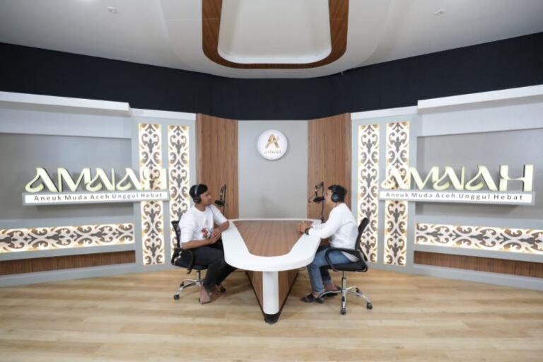 disediakan fasilitas profesional pemuda aceh dilatih produksi podcast di gedung amanah_235639