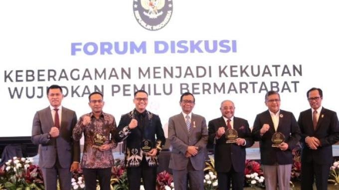 mahfud md saat menjadi pembicara kunci pada forum diskusi di bandung