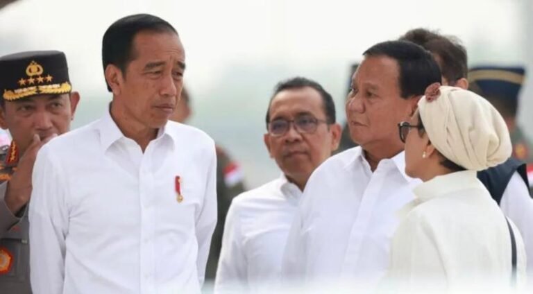 presiden jokowi bersama menhan prabowo dan menlu retno marsudi_231104141604 396