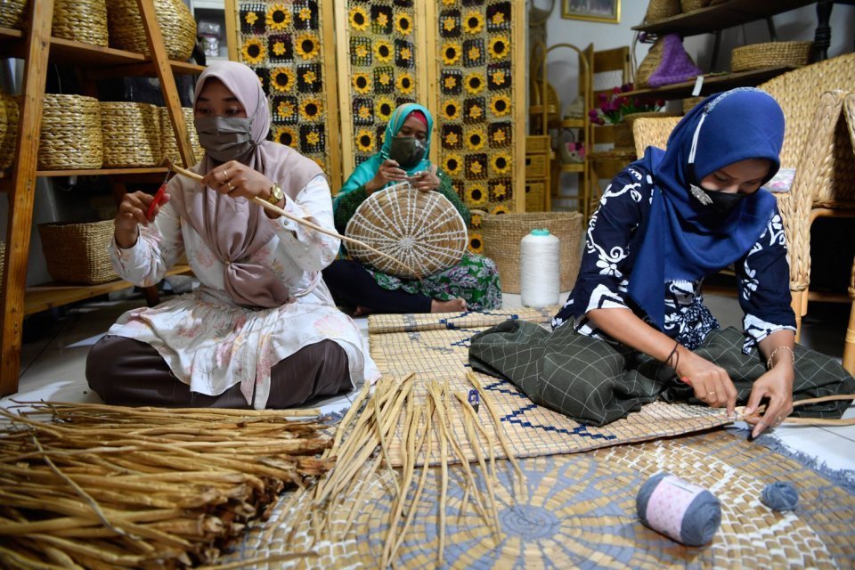 Menyulap_Eceng_Gondok_Menjadi_Kerjainan_Tangan_Bernilai_Jual_Tinggi 2021_08_24 10_59_37_3e15c01c7cbe682623f5a38efc0b84bc_960x640_thumb 1
