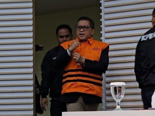 hasto kristiyanto ditahan kpk usai menjalani pemeriksaan