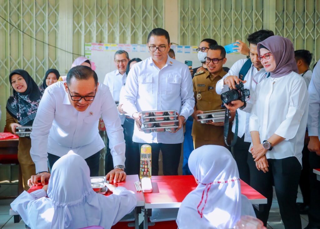 wamen investasi tinjau pelaksanaan mbg di sdn lengkong tangsel menu isi daging tanpa susu 13012025 105556