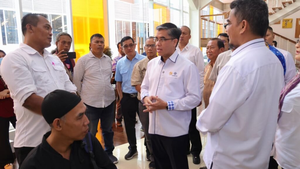 67d8150752396 menaker jamin hak pekerja eks sritex group terpenuhi_1265_711