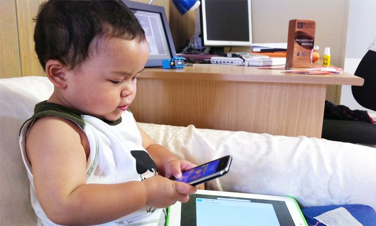 anak kecil bermain gadget