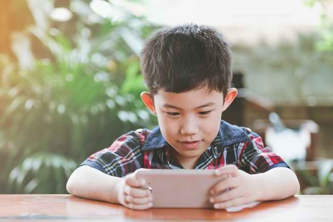 terlalu sering main gadget bisa menghambat perkembangan anak