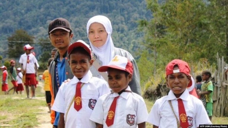 52843-guru-yang-mengabdi-di-papua