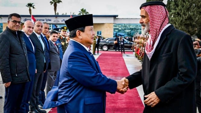 67fdf3eff37a6-presiden-prabowo-subianto-kiri_padang