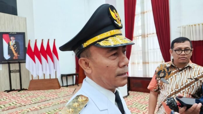 Wakil-Gubernur-Kalimantan-Barat-Krisantus-Kurniawan-696x392