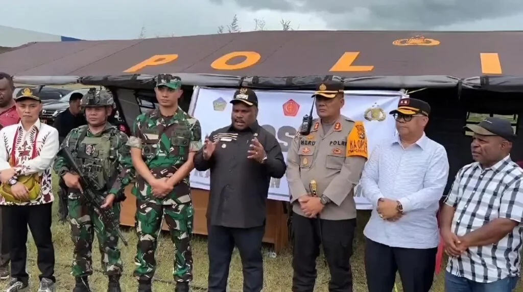 bupati-yahukimo-didimus-yahuli-memberikan-keterangan-terkait-penyerangan-di-distrik-anggruk-1742790801909_169-1024x573-1