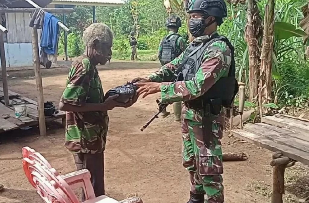prajurit-tni-berbagi-sembako-kepada-warga-papua-foto-antar-39