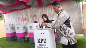 Suasana-PSU-di-TPS-02-Desa-Tuladenggi-Kecamatan-Telaga-Biru-ddddd-1-300x168