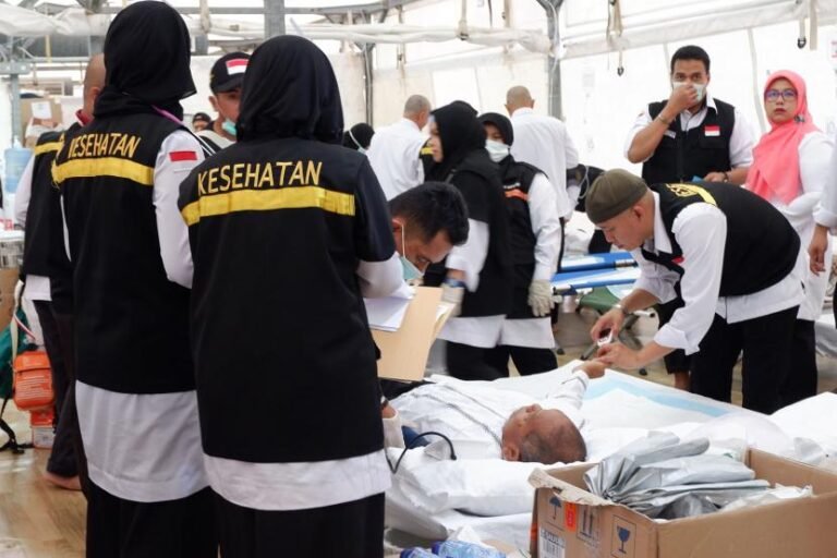 petugas-memberikan-perawatan-kepada-jamaah-haji-indonesia-yang-sebagian_220512165757-658