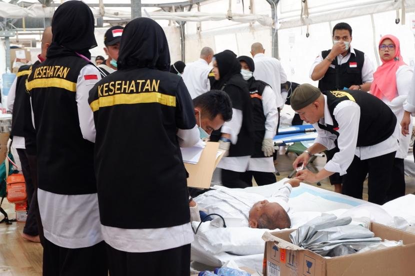 petugas-memberikan-perawatan-kepada-jamaah-haji-indonesia-yang-sebagian_220512165757-658