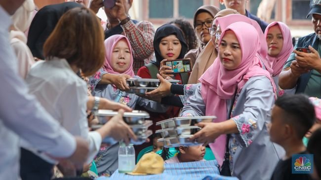 warga-menyantap-hidangan-makan-bergizi-gratis-mbg-di-kawasan-ciracas-jakarta-jumat-1012025-pemerintah-memulai-program-mbg-untu-1