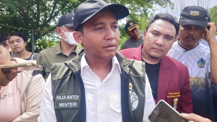 Menteri-Kehutanan-Raja-Juli-Antoni-696x391