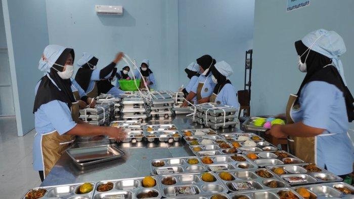 Proses-pengemasan-makan-bergizi-gratis-di-SPPG-Rizky-Barokah-Desa-Mlekang-Demak
