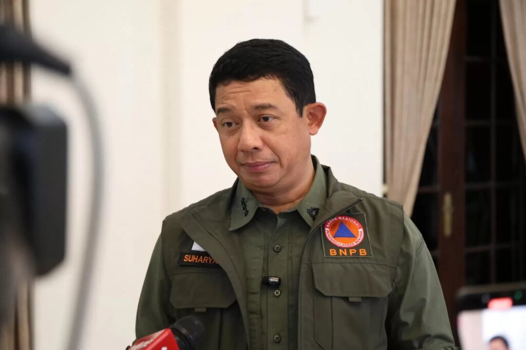 Kepala-BNPB-Letjen-TNI-Suharyanto-menjelaskan-langkah-penanganan-banjir-dan-longsor-di-Sumut-3702113909