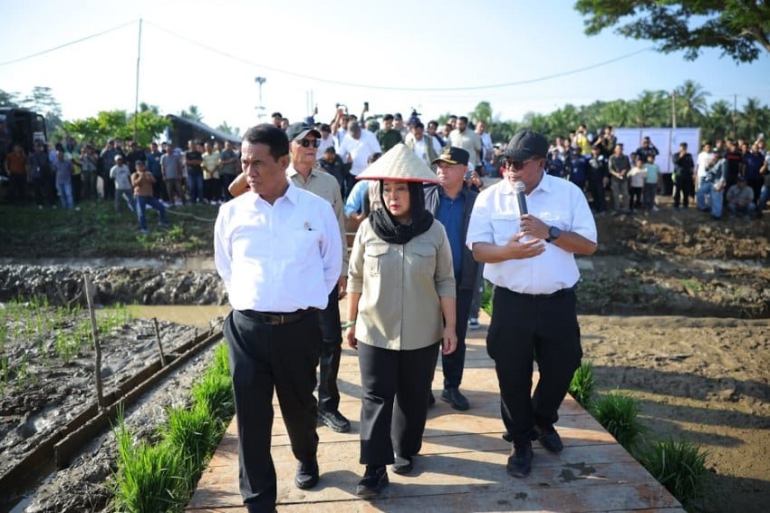 mentan-amran-rehabilitasi-sawah-pascabencana-di-sumatera-tanggung-jawab-negara-ryk