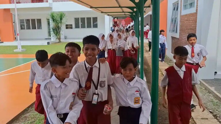 SISWA-SEKOLAH-RAKYAT