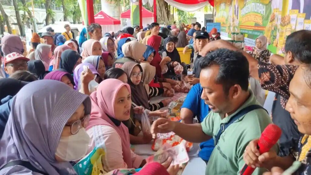 Warga-Gresik-antre-membeli-beras-di-pendopo