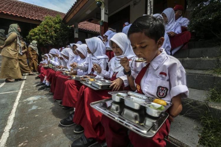 411-daerah-raih-predikat-0-insiden-mbg-sistem-pengawasan-mutu-berjalan-efektif_285586