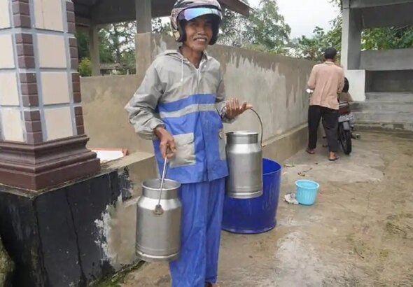 Eri-Setiawan-Setorkan-Susu-Perahan-ke-Pos-Pengumpulan-Mojosongo