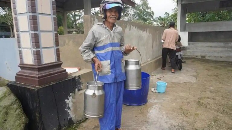 Eri-Setiawan-Setorkan-Susu-Perahan-ke-Pos-Pengumpulan-Mojosongo