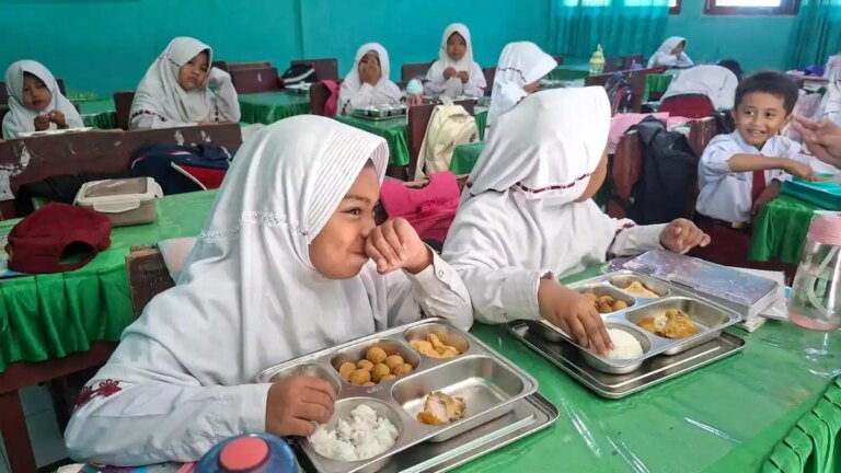 Murid-di-SDN-2-Semayap-menyantap-menu-MBG