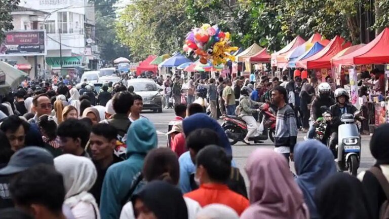 Pasar-Takjil-di-Jalan-Surabaya-Kota-Malang-banyak-dikunjungi-warga