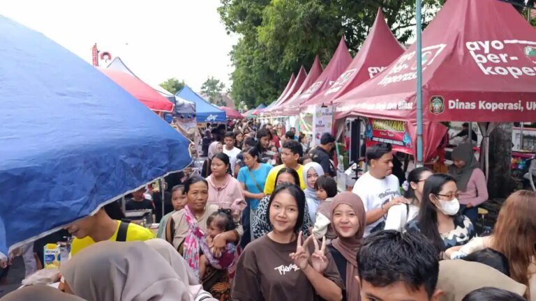 Suasana-pengunjung-di-Pasar-Takjil-Ramadan-Jl-Kenanga-Kota-Blitar