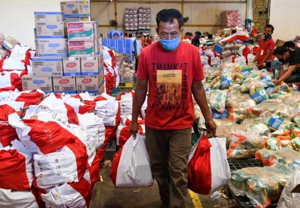 111915352_antarafoto-pengemasan-paket-bansos-220420-mrh-2