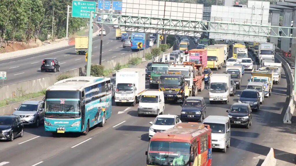 tol-jakarta-cikampek-di-padati-pemudik_20170617_212450