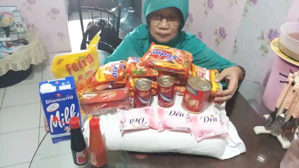 warga-terdampak-covit-19-terima-sembako-banpres-jokowi_20200506_081401