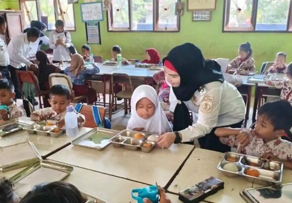 20260402-TINJAU-PROGRAM-MBG-Wakil-Bupati-Bangka-Selatan-Debby-Vita-Dewi-3