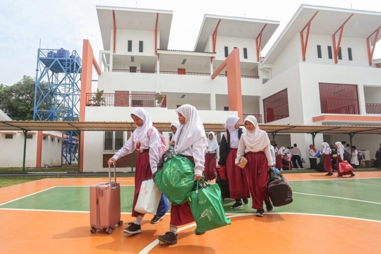 Hari_pertama_siswa_mengikuti_MPLS_di_Sekolah_Rakyat_Menengah_Per-2025_07_14-16_49_14_70d8d1dd42fe3f8d9438641bc6599550_960x640_thumb