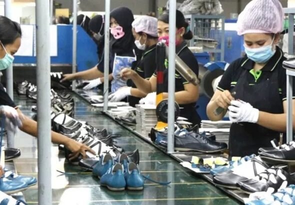 PABRIK-SEPATU-438954510