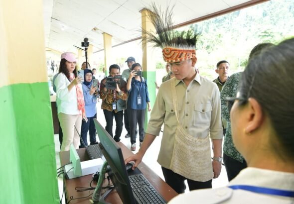 gibran-tinjau-digitalisasi-pendidikan-program-mbg-di-manokwari-siswa-sambut-antusias-06112025-112011