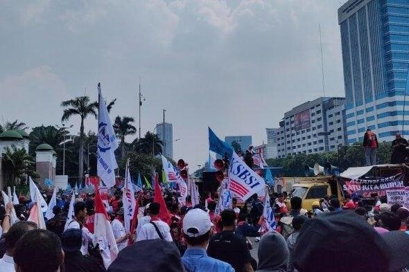 ribuan-buruh-berkumpul-di-f