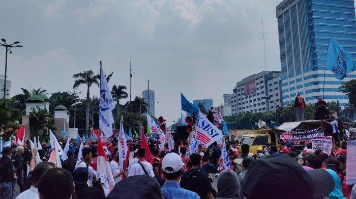 ribuan-buruh-berkumpul-di-f