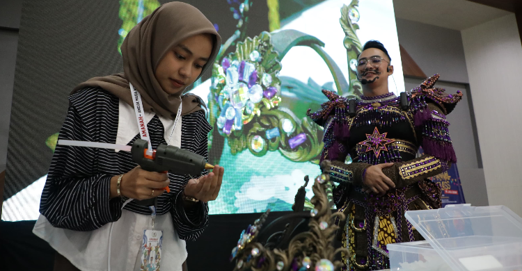 tingkatkan-kreativitas-amanah-ajari-anak-muda-aceh-bikin-kostum-karnaval_228126
