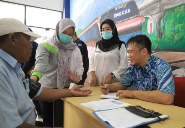 42013h-5-lebaran-dinkes-kota-tangerang-cek-kesehatan-sopir-bus-di-terminal-poris-plawad-42013