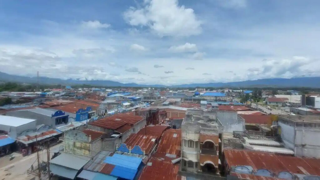 AMENA-DARI-KETINGIAN-tampak-suasana-kota-Wa