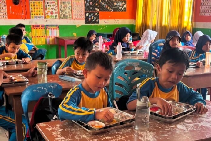 mbg-makan-bergizi-gratis-2-696x464