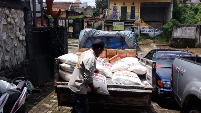 70117-desa-gudang-kahuripan-di-kbb-pinjam-beras-demi-warga-terdampak-social-distancing-ayobandungcomtr