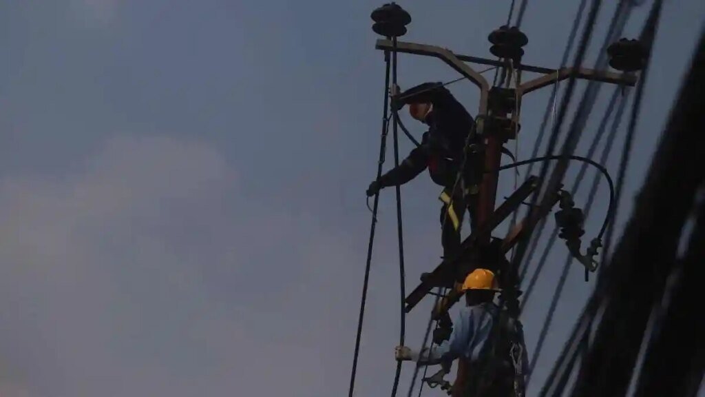 PEMADAMAN-LISTRIK-Potret-petugas-PLN-melakukan-perbaikan
