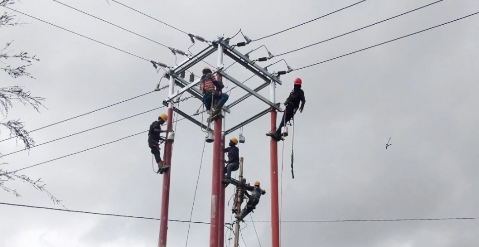 petugas-PLN-di-Papua-1-1
