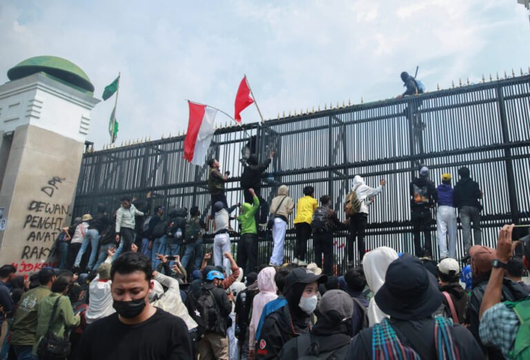 p_17243236385cb-demonstrasi-dpr-kawal-keputusan-mk