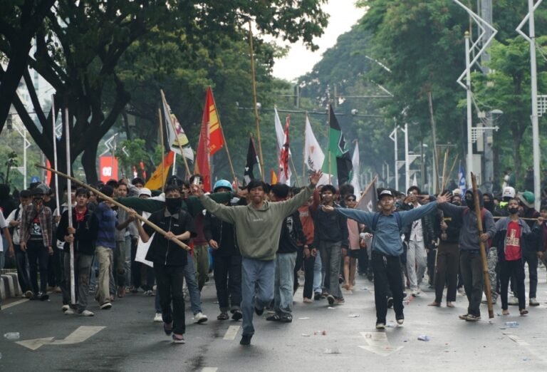 p_1756389575c03-unjuk-rasa-di-dpr-ri