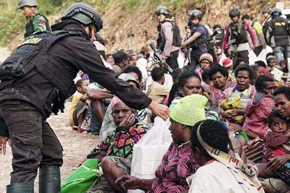 aksi-tni-polri-evakuasi-warga-dari-serangan-kst-diapresiasi-btgu