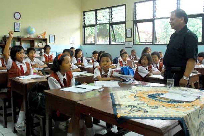 guru-mengajar-di-kelas-ilustrasi-_130523113141-686